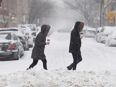 Tormenta de nieve y hielo azota a EE. UU.; obliga a cerrar oficinas