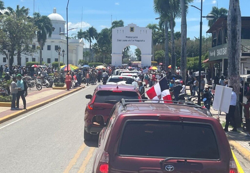 Miles marchan hacia la presa de Sabaneta contra la explotación minera en San Juan