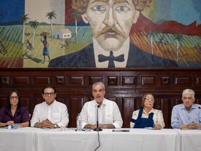 Abinader dialoga con líderes comunitarios y evalúa obras en Santiago
