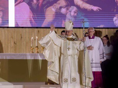 Asistentes jóvenes celebran vigilia del papa en Madrid