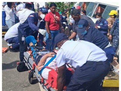 Autobús de Supérate impacta banca de lotería y deja 16 heridos
