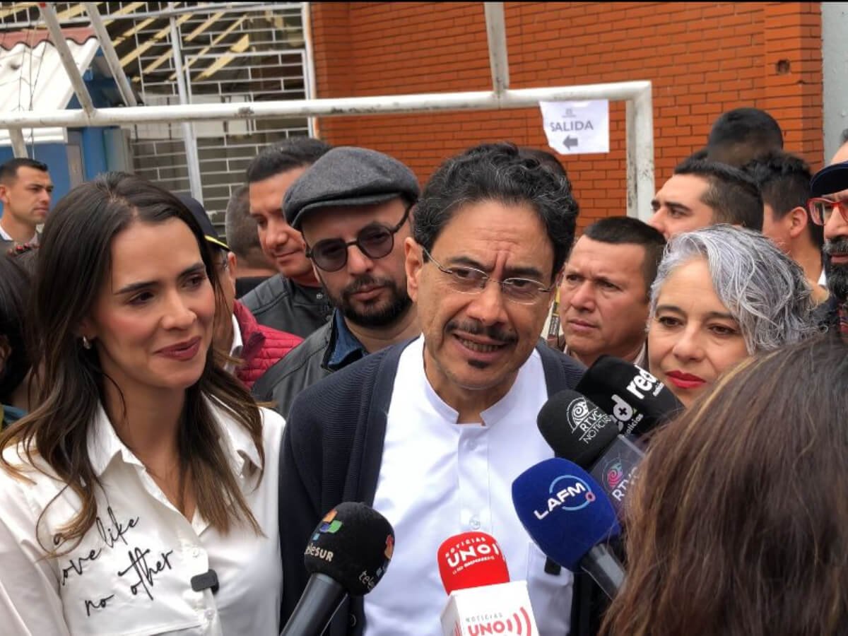 Iván Cepeda, candidato de izquierda, expresa confianza en su remontada electoral en Colombia