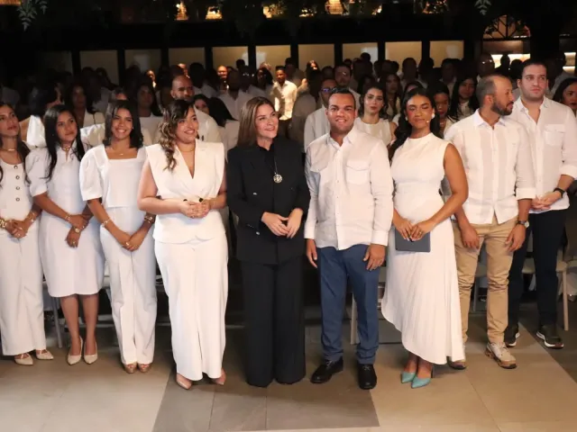 Carolina Mejía comparte sus experiencias y perspectivas futuras con jóvenes de La Vega