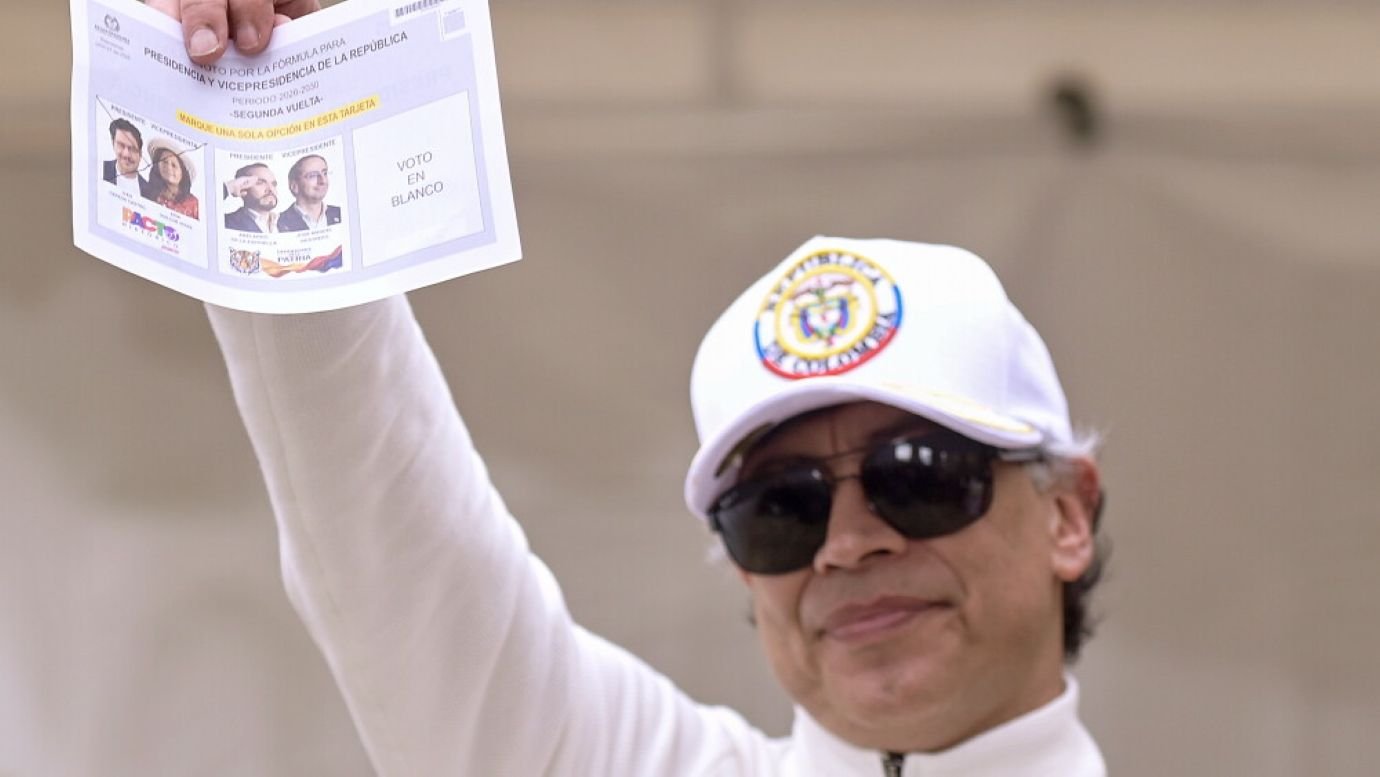 Petro emite su voto final como presidente y asegura una transición de poder fluida