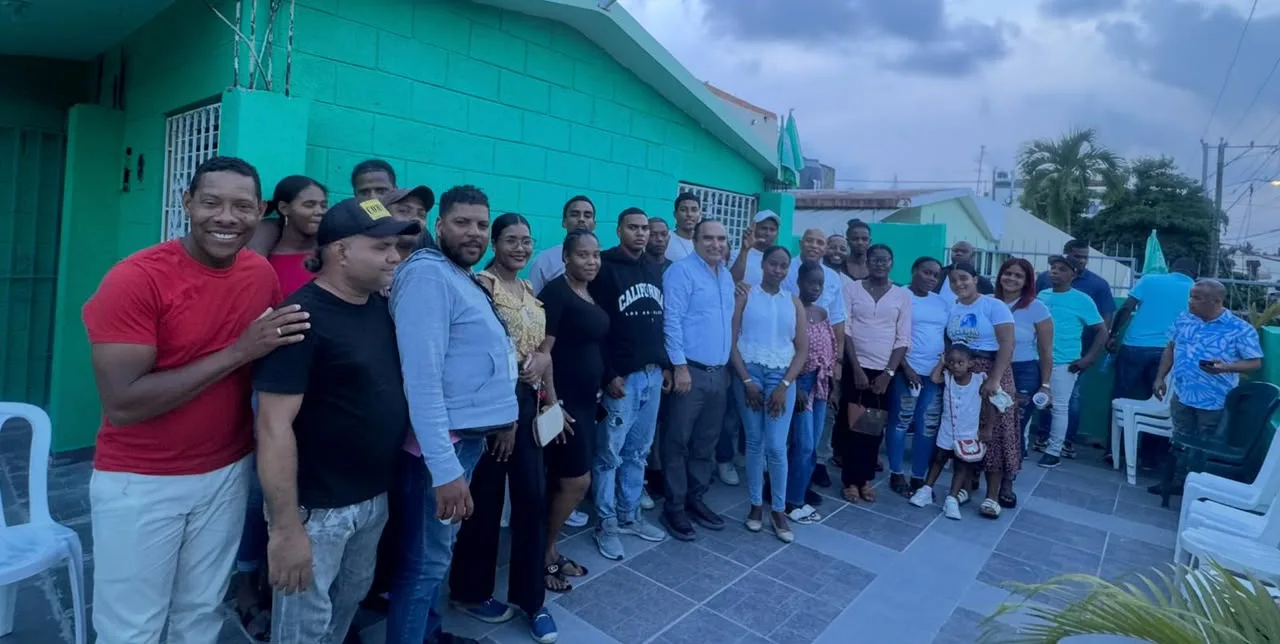 Víctor Pavón celebra con graduados de la Escuela Ecuador en Sabana Perdida y ratifica su apoyo a la juventud