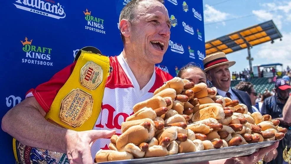 Competidor consume 66 ‘hot dogs’ en 10 minutos en concurso de Nueva York