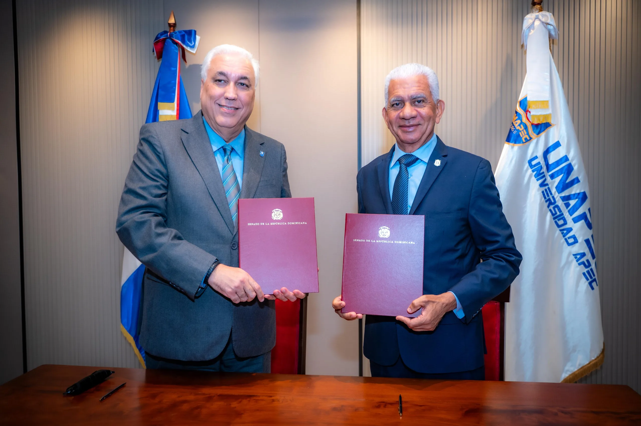 Senado establece convenio con UNAPEC para mejorar la capacitación de su personal y servicios bibliotecarios