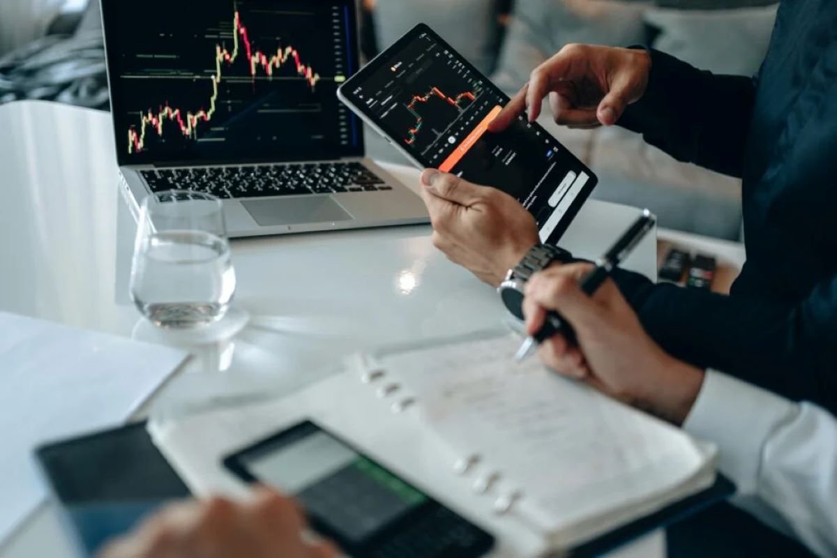 La rentabilidad de los bancos en América Latina permanece alta, aunque deben ajustar costos
