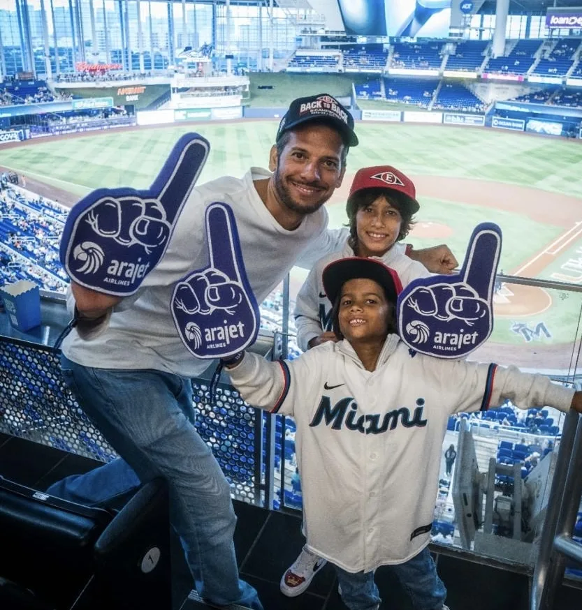 Arajet sorprende a un padre dominicano con un viaje a Miami junto a su familia