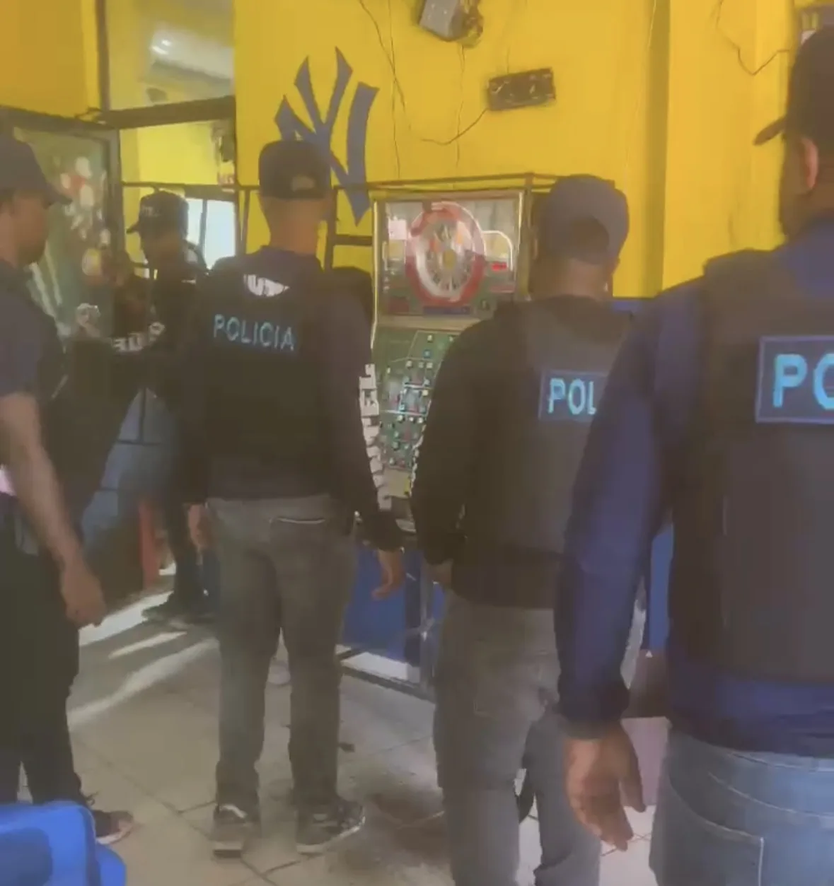 Dintel realiza operativo en Barahona y confiscada tragamonedas; periodista reporta amenazas