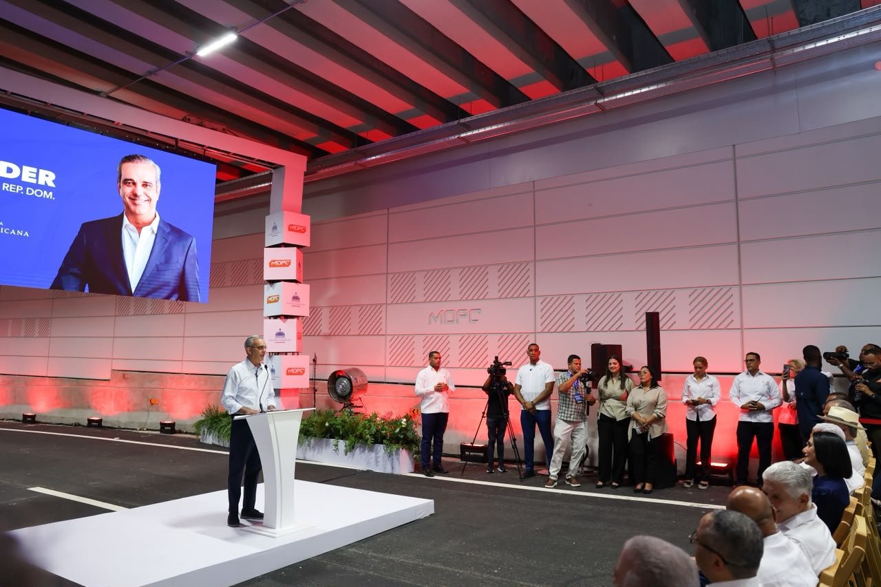 Luis Abinader abre túnel en la Plaza de la Bandera y rehabilita su área circundante