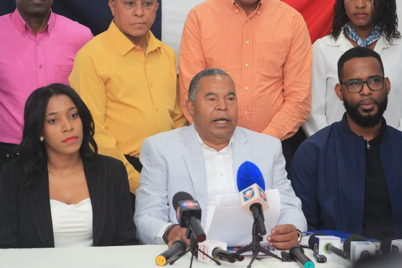 Corriente Magisterial Juan Pablo Duarte alerta sobre déficit de aulas y problemas de pago que ponen en riesgo el inicio del año escolar 2026-2027