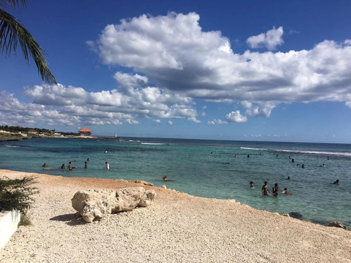 La inversión pública en La Romana se centra en la reconstrucción del acceso a la playa Caleta