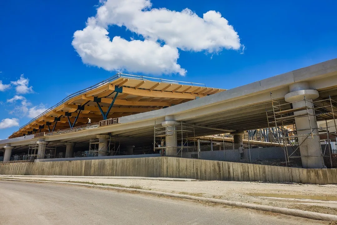 La nueva terminal del Aeropuerto Internacional del Cibao alcanza un avance del 85 % en su estructura