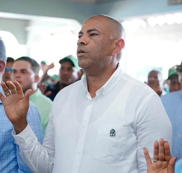 Leonel Fernández toma juramento a exalcalde del PRM en Castillo y critica al Gobierno por su impacto en la economía del pueblo