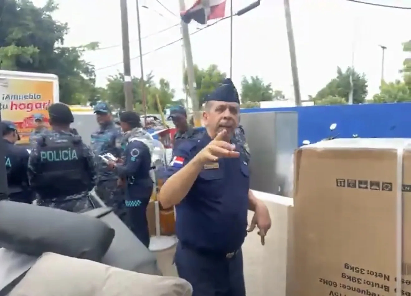La Policía Nacional desmiente el supuesto uso de vehículos oficiales en el incendio de L&R Comercial