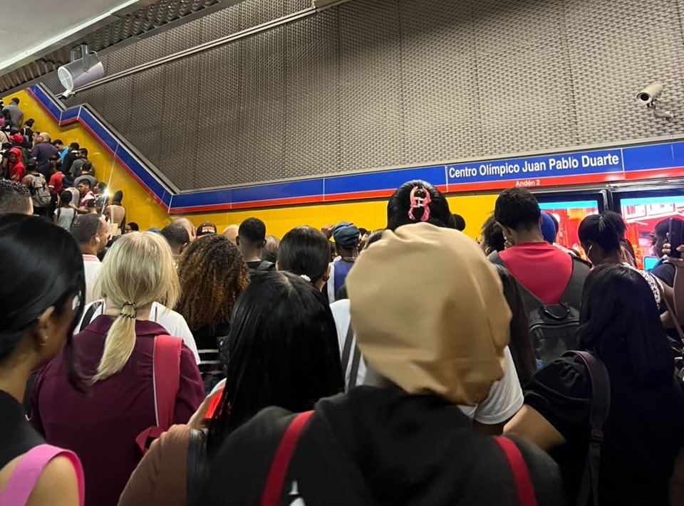 Congestión y extensas esperas en el Metro de Santo Domingo