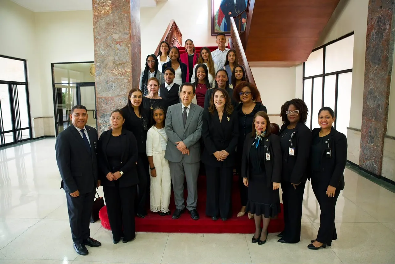 Estudiantes destacados de la diáspora dominicana en España realizan un viaje educativo y cultural en su país de origen