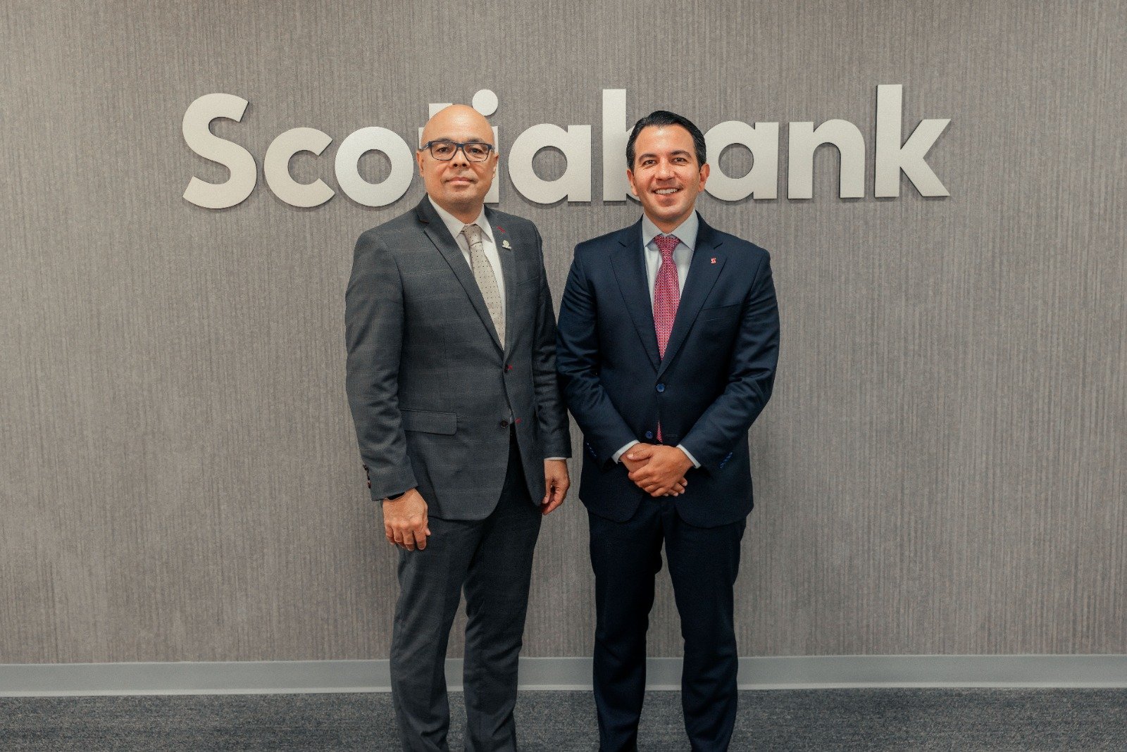 Líder de Scotiabank se reúne con el director de elDinero para discutir asuntos económicos