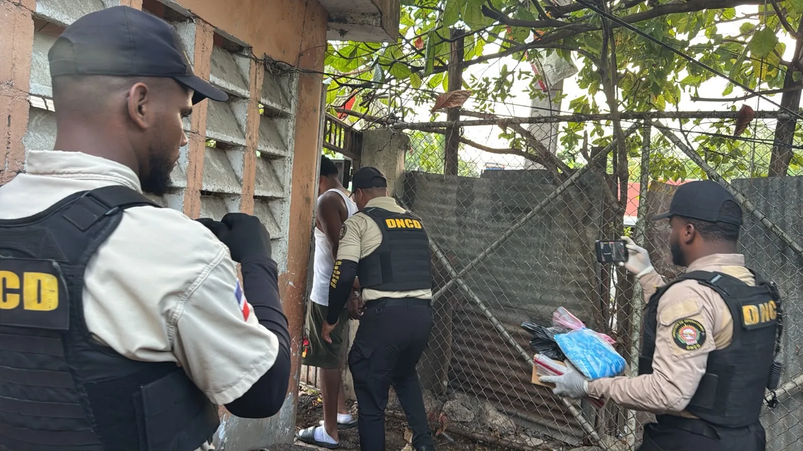 DNCD y Ministerio Público detienen a cinco individuos, requisando un arma y más de 500 gramos de drogas en Boca Chica