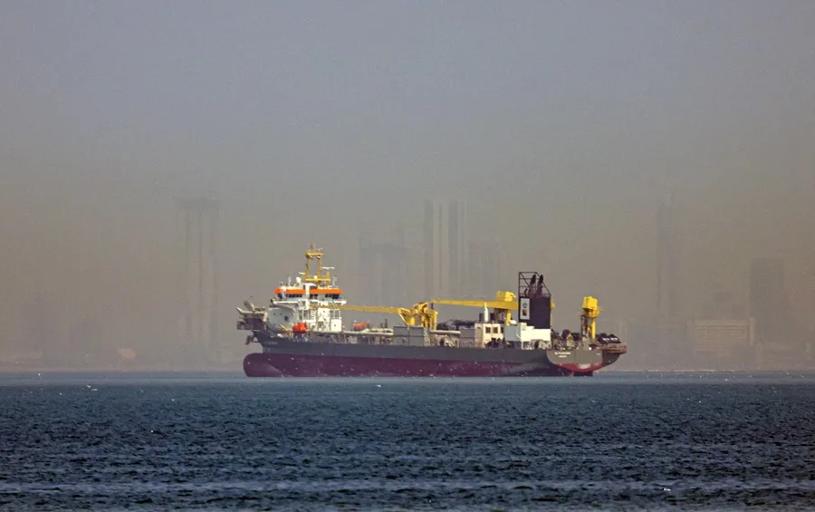 Disminuye el tráfico naval en Ormuz un 17% y aumenta en Bab al Mandeb un 53%