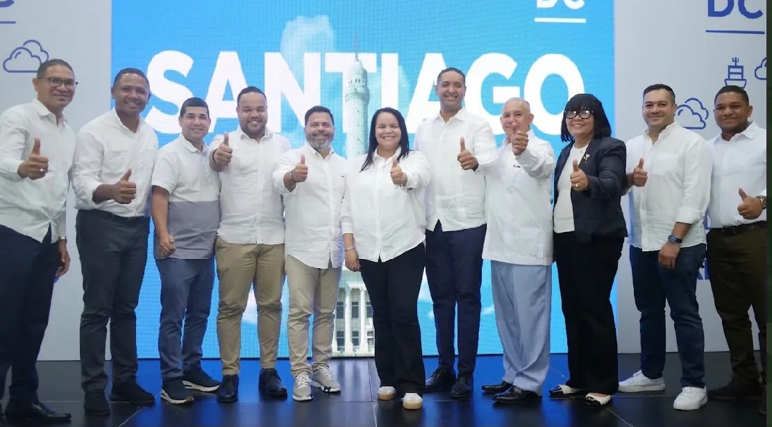 Leito Aguilera toma juramento a la estructura de apoyo de David Collado