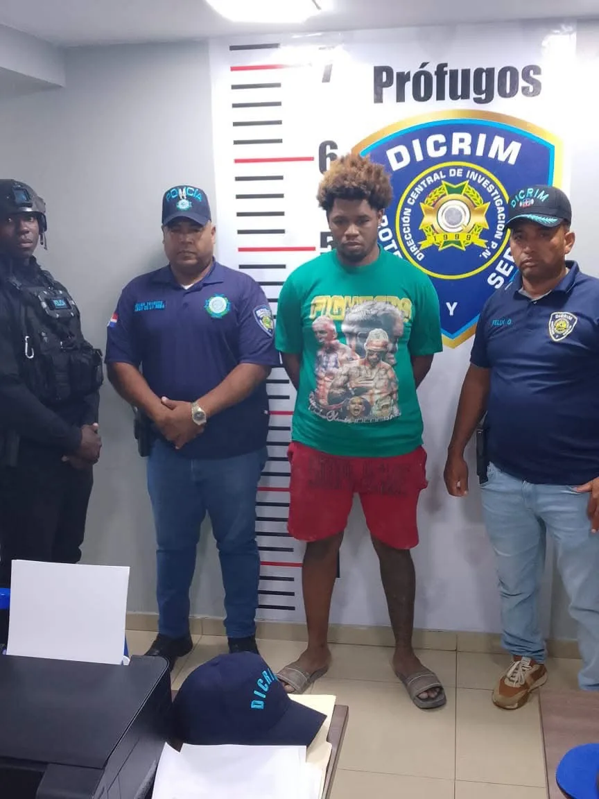 𝐏𝐨𝐥𝐢𝐜í𝐚 𝐭𝐫𝐚𝐭𝐚 𝐜𝐚𝐩𝐭𝐮𝐫𝐚 𝐚 𝐣𝐨𝐯𝐞𝐧 𝐜𝐚𝐭𝐚𝐝𝐨 𝐩𝐨𝐫 𝐯𝐢𝐨𝐥𝐚𝐜𝐢𝐨𝐧 𝐲 𝐞𝐦𝐛𝐚𝐫𝐚𝐳𝐨 𝐝𝐞 𝐝𝐨𝐬 𝐡𝐞𝐫𝐦𝐚𝐧𝐚𝐬 en SDE