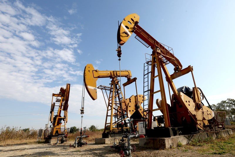 El petróleo de Texas cae un 2.4%, aunque registra un incremento semanal del 9.4%