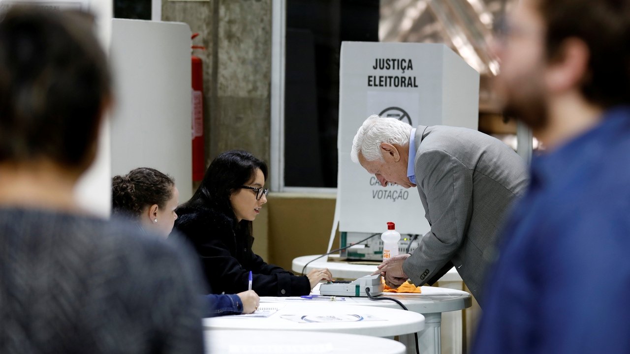 Brasil reanuda el conteo de votos tras prolongar el cierre de las urnas