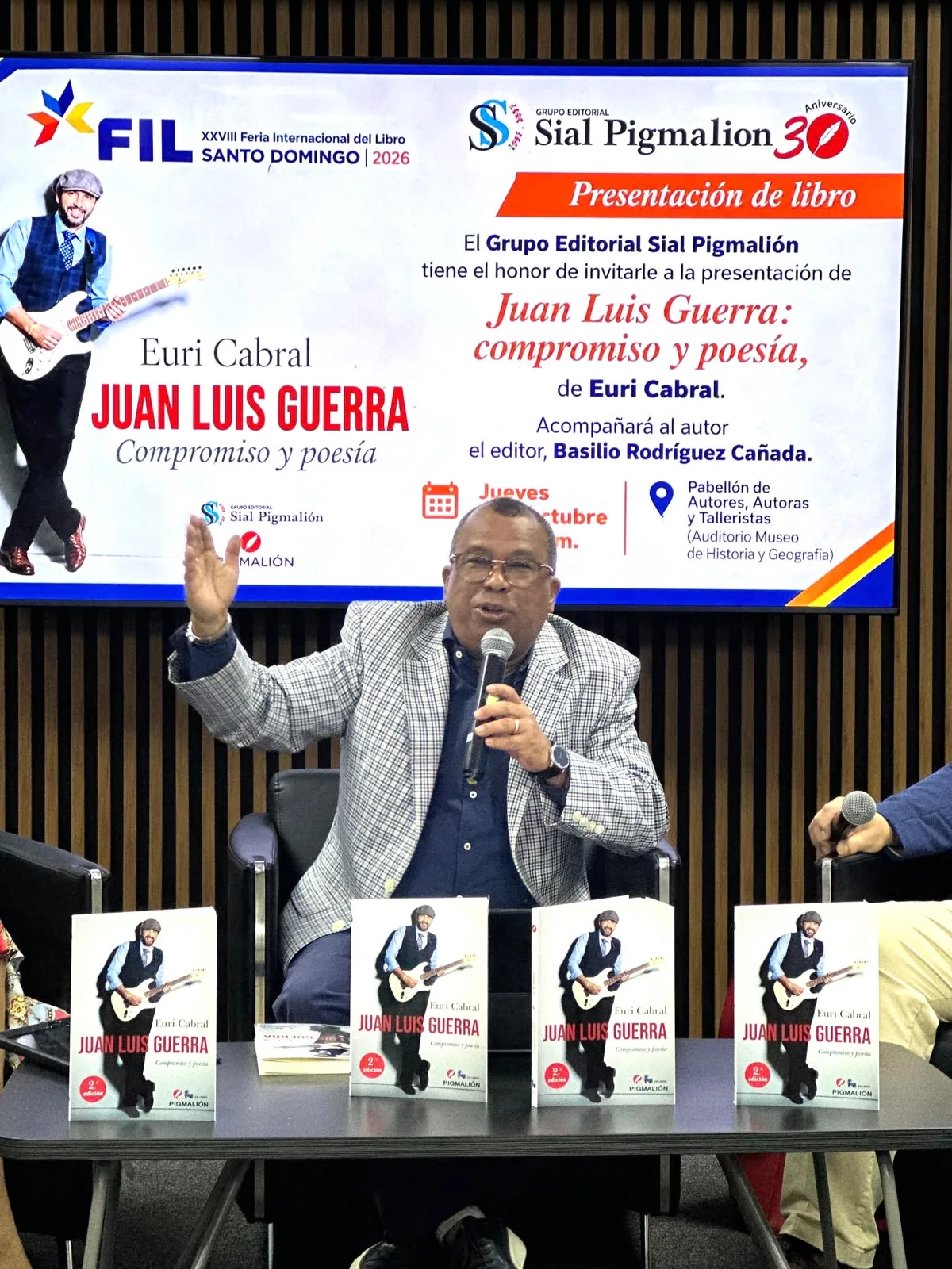 Lanzan segunda edición del libro «Juan Luis Guerra, compromiso y poesía» en la Feria del Libro de Santo Domingo