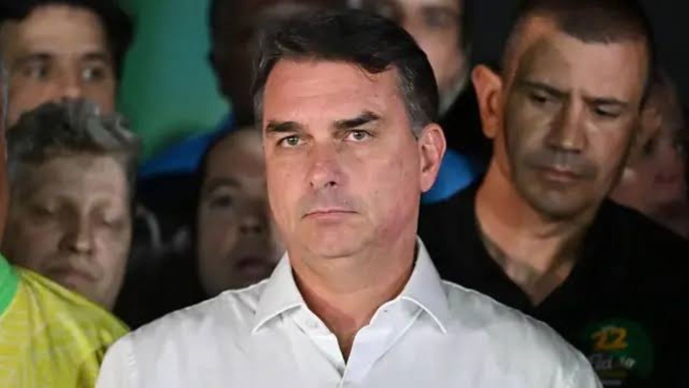 Flávio Bolsonaro habría huido a Estados Unidos, informan medios de Brasil
