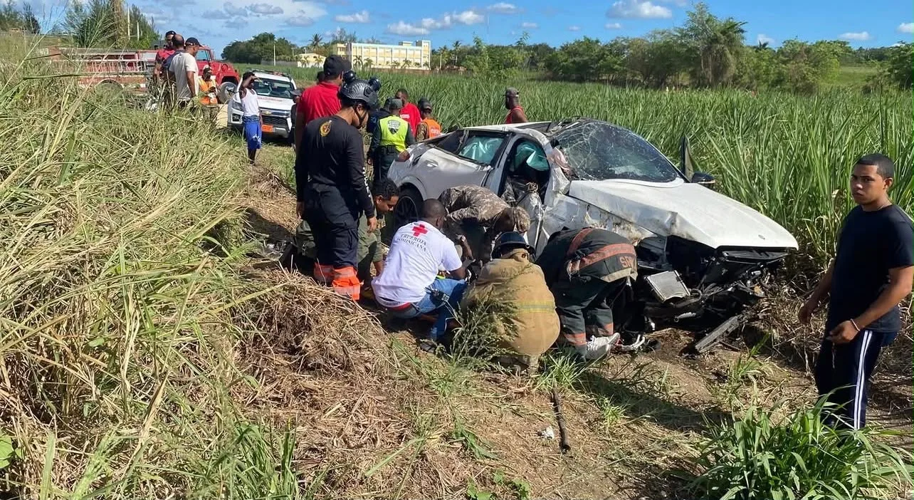 Colisión entre automóvil y motocicleta cobra la vida de dos personas en La Matilla, Higüey