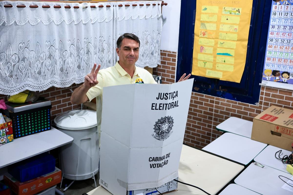 Flávio Bolsonaro lidera con el 48.4% de los votos, mientras Lula alcanza el 43.4%, con el 85% del escrutinio finalizado