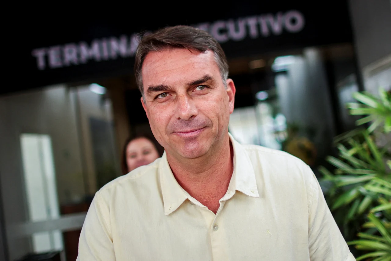 Flávio Bolsonaro lidera las elecciones con una ventaja de diez puntos sobre Lula