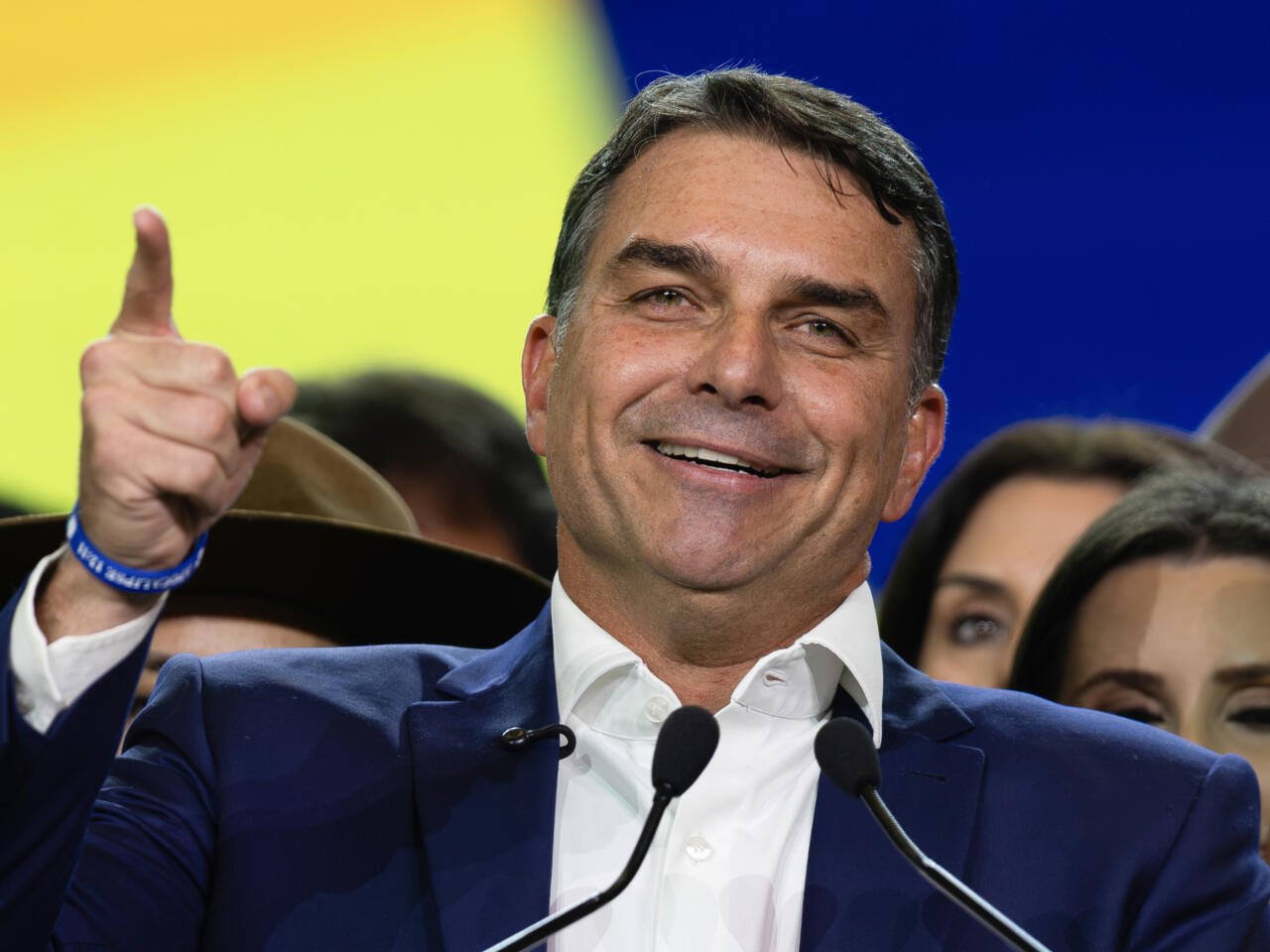 Flávio Bolsonaro supera a Lula por un estrecho margen con el 14.29% de las urnas contabilizadas en Brasil