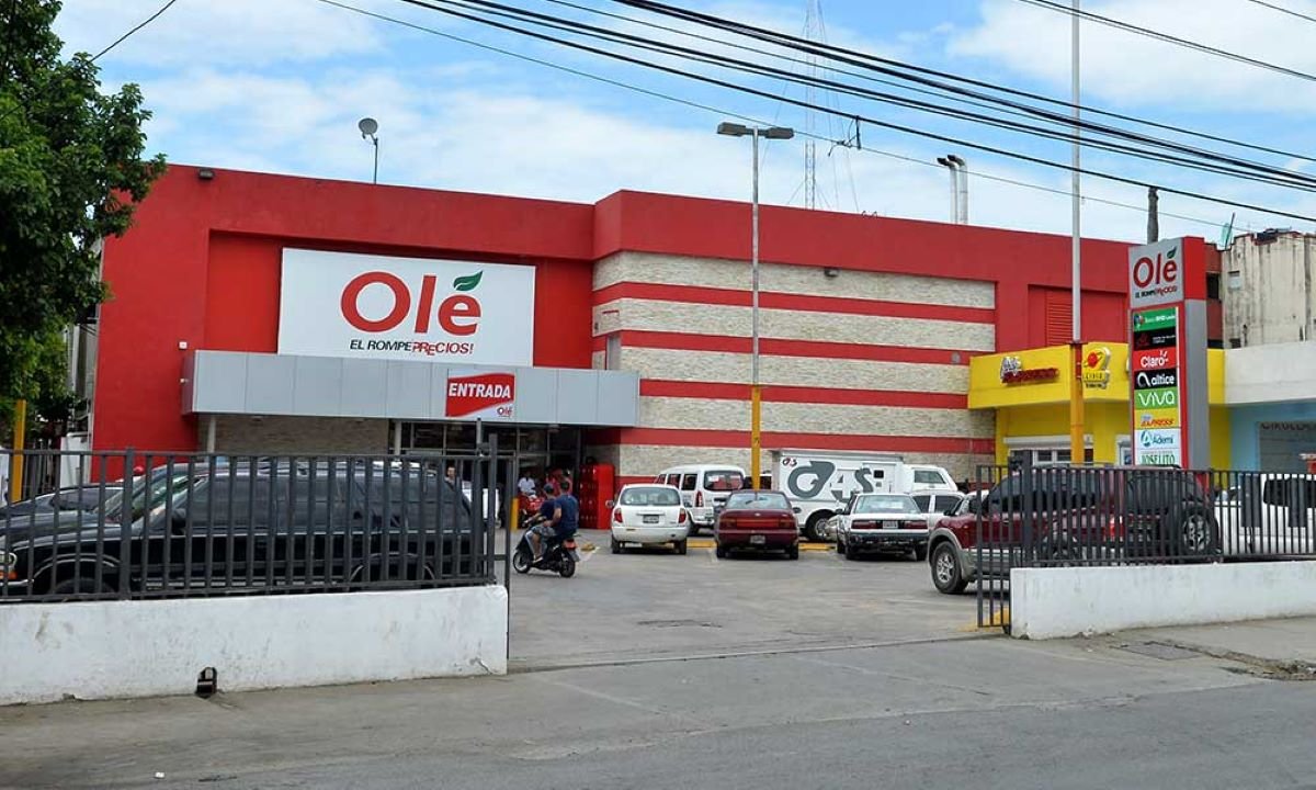 Trabajadores de Supermercados Olé interrumpen actividades exigiendo el pago de bonificaciones